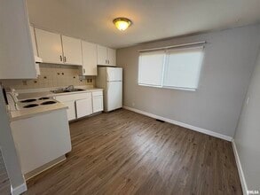 6411 N Randwick Rd in Peoria, IL - Building Photo - Building Photo