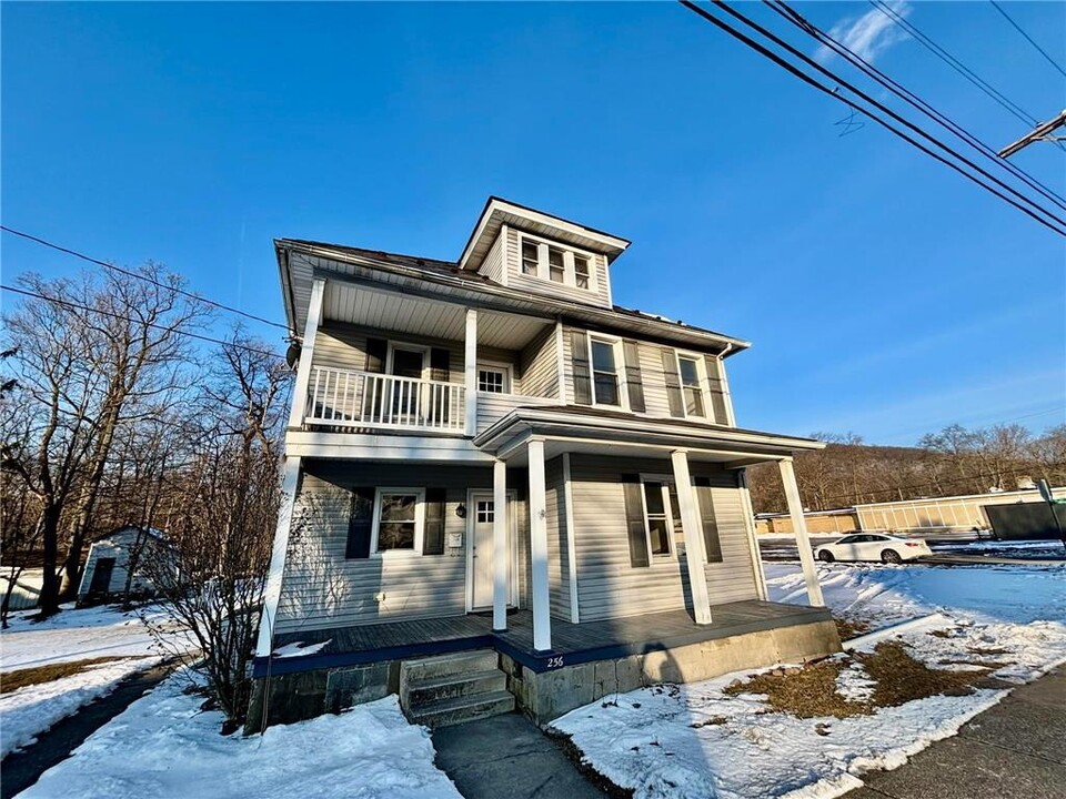 256 N Broadway in Wind Gap, PA - Foto de edificio