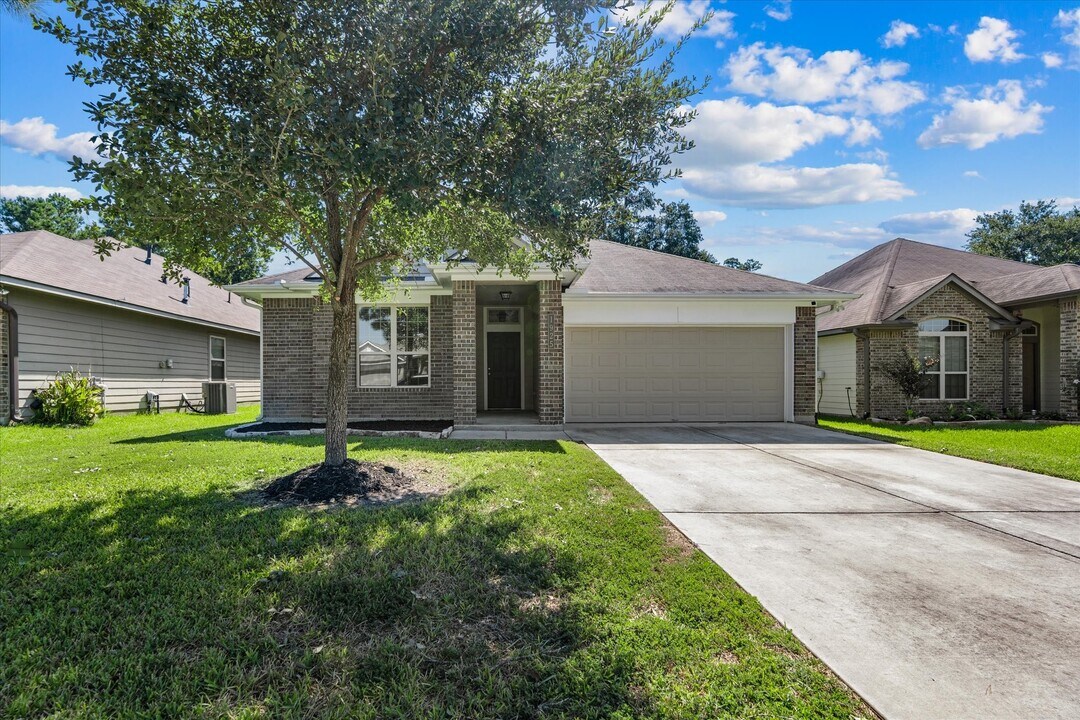 1925 Briar Grove Dr in Conroe, TX - Building Photo