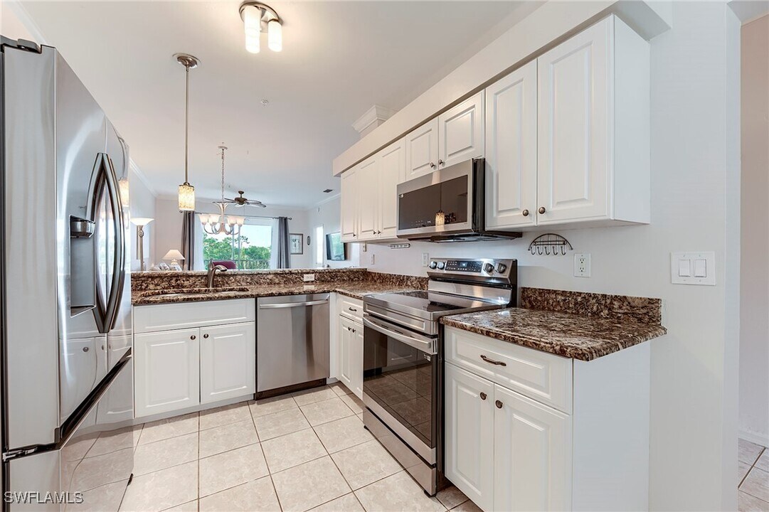 8680 Cedar Hammock Cir in Naples, FL - Foto de edificio