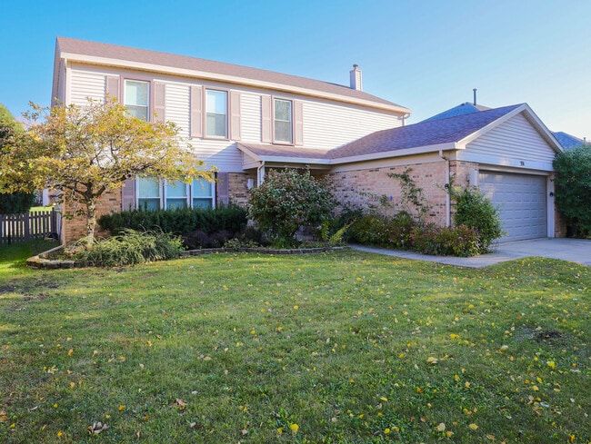 331 E Fox Hill Dr in Buffalo Grove, IL - Building Photo - Building Photo