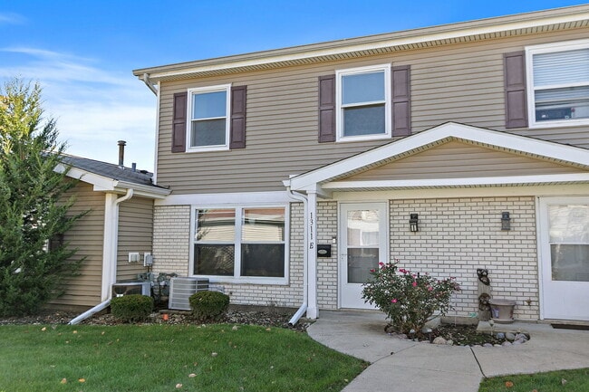 1311 Kingsbury Dr in Hanover Park, IL - Building Photo - Building Photo