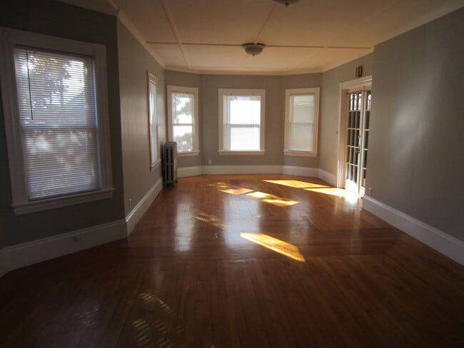 34 Dean St, Unit 2 in Attleboro, MA - Foto de edificio - Building Photo