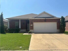 2400 Lohani Ln in Fort Worth, TX - Building Photo