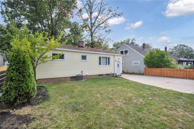 24000 Knickerbocker Rd in Bay Village, OH - Building Photo - Building Photo