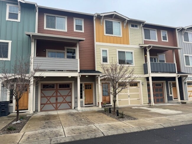 818 Overcup St in Medford, OR - Building Photo - Building Photo