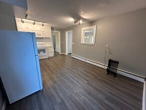8 Pike St in Hopkinton, MA - Building Photo - Building Photo
