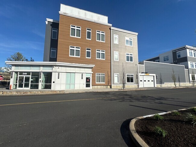 60 Cross St E in Somerville, MA - Building Photo - Building Photo
