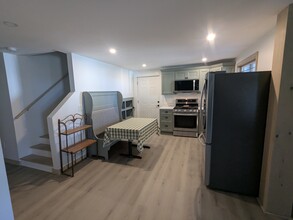 36 Bayside Ave, Unit Xavier in Portsmouth, RI - Foto de edificio - Building Photo