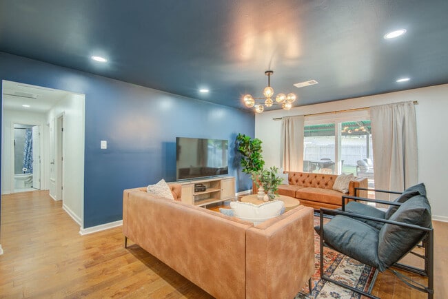 9515 Meadowglen Ln in Houston, TX - Building Photo - Building Photo