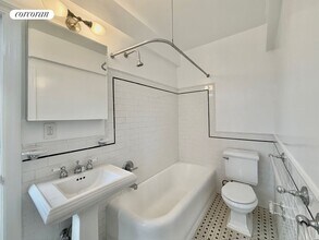 210 E 68th St in New York, NY - Building Photo - Building Photo