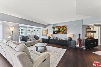 13600 Marina Pointe Dr in Marina Del Rey, CA - Foto de edificio - Building Photo