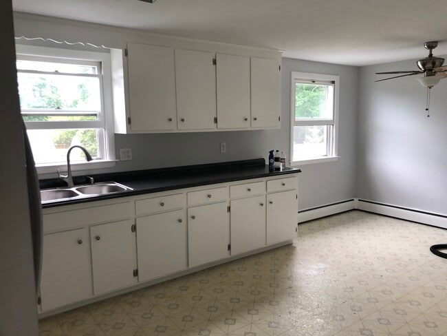 52 Hutchinson St, Unit 2 in New Britain, CT - Foto de edificio - Building Photo