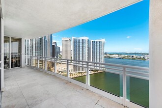 901 Brickell Key Blvd in Miami, FL - Building Photo - Building Photo