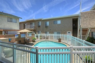 16236 Cornuta Apartments in Bellflower, CA - Foto de edificio - Building Photo
