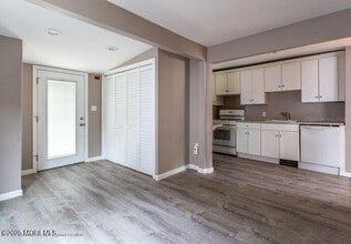 23 Lighthouse Dr in Ocean Township, NJ - Building Photo - Building Photo