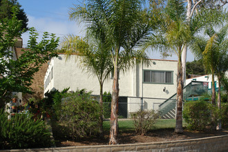 705 Windsor Ct in Vista, CA - Foto de edificio - Building Photo