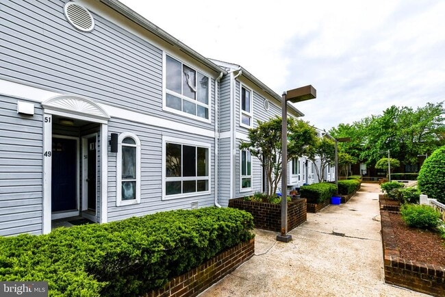property at 49 Hawthorne Ct NE
