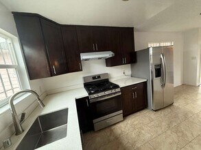 560 3rd St in Richmond, CA - Foto de edificio - Building Photo