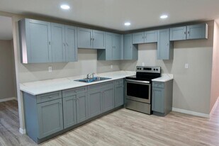 410 Suwanee Dr in North Fort Myers, FL - Building Photo