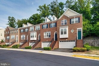 20220 Center Brook Square in Sterling, VA - Building Photo - Building Photo