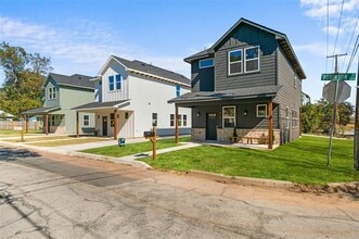 612 N Robinson St in Cleburne, TX - Building Photo - Building Photo