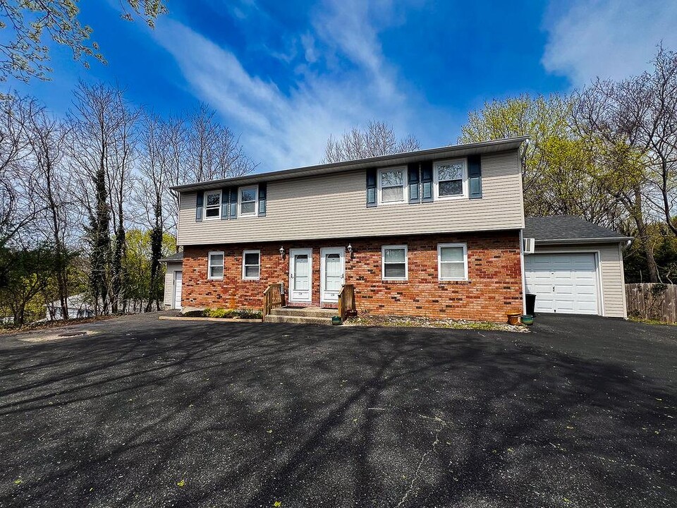23 B Van Wicklen Ct in Northport, NY - Building Photo