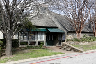 Fair Oaks Creek in Dallas, TX - Foto de edificio - Building Photo