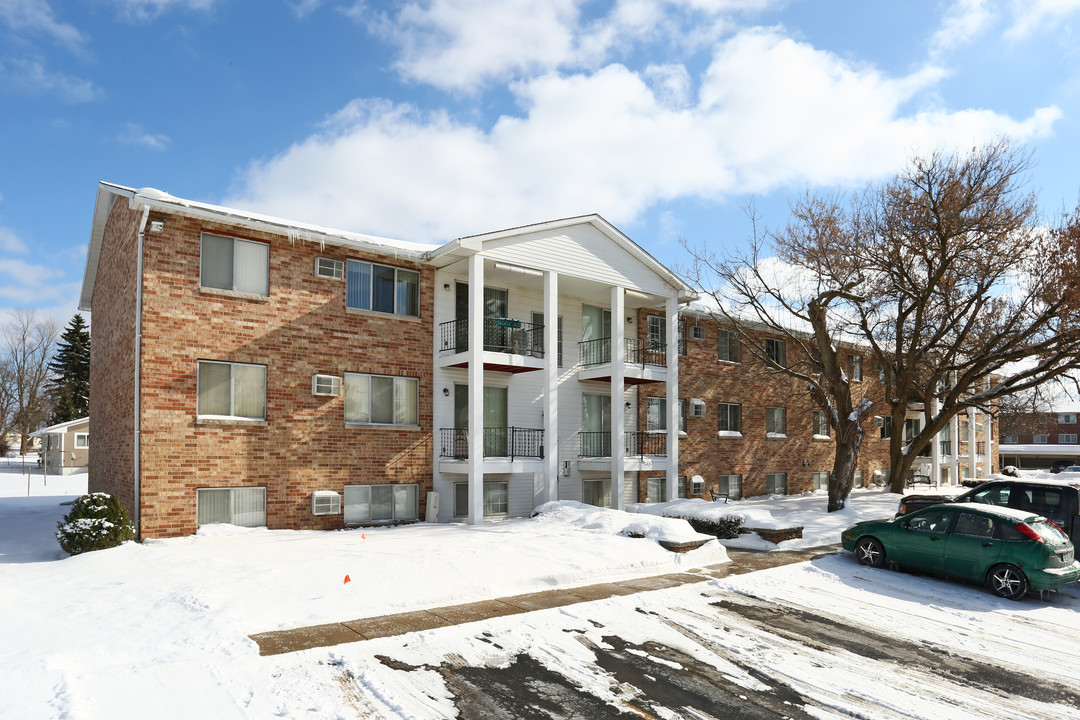 Country Manor Apartments in Potterville, MI - Building Photo