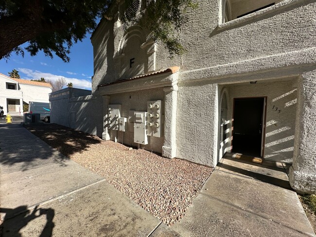 1800 S Edmond St-Unit -1 in Las Vegas, NV - Building Photo - Building Photo