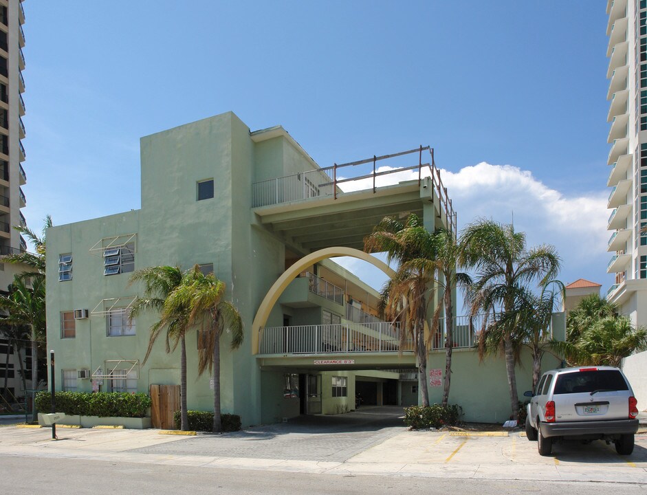 East Wind Apartments in Fort Lauderdale, FL - Building Photo