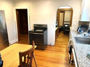 12 Upland Rd, Unit 1 in Somerville, MA - Foto de edificio - Building Photo