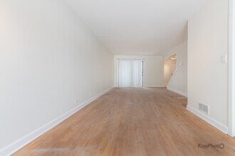 102 N Waterford Dr in Schaumburg, IL - Building Photo - Building Photo