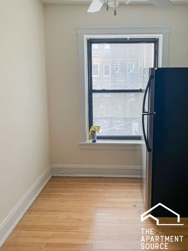 514 W Cornelia Ave, Unit 206 in Chicago, IL - Building Photo - Building Photo