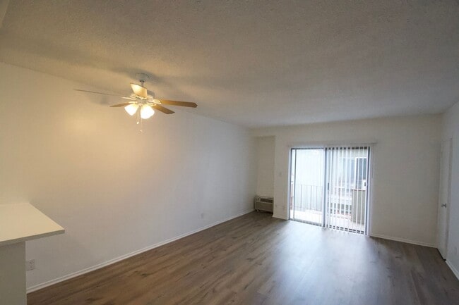 10935 Peach Grove St, Unit 07 in Los Angeles, CA - Building Photo - Building Photo