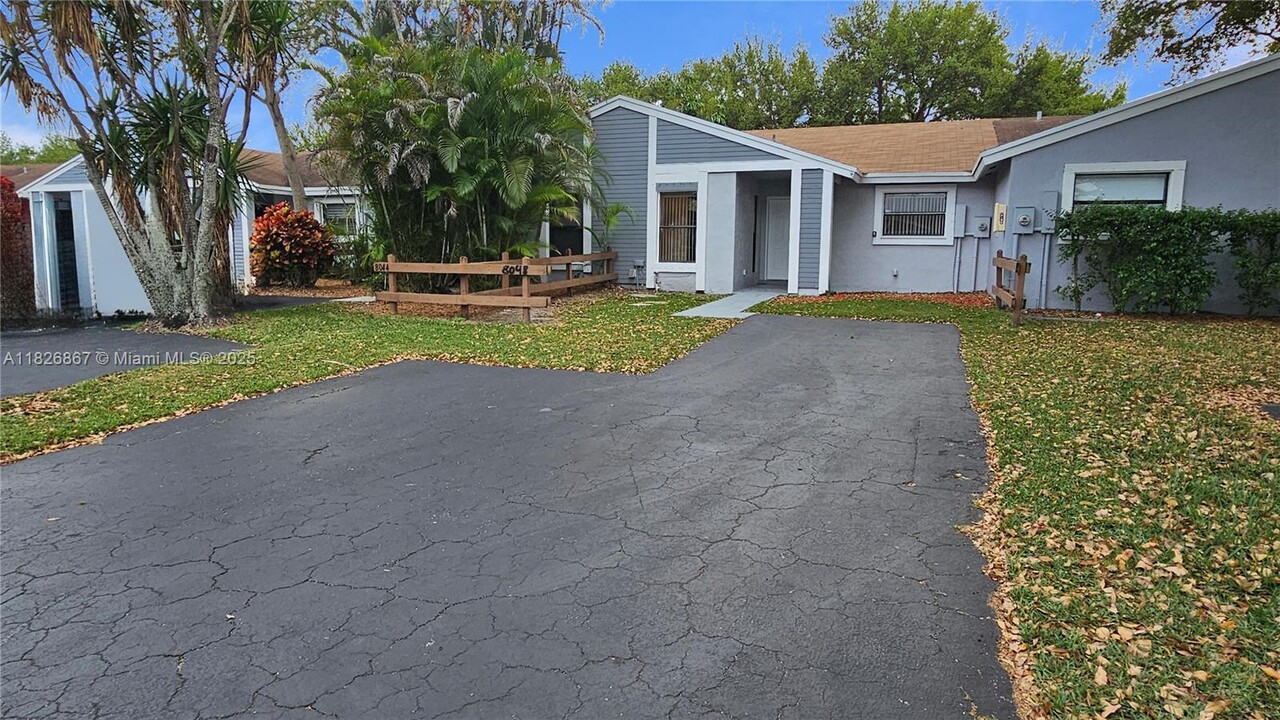 8048 NW 41st Ct in Sunrise, FL - Building Photo