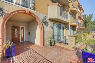 4711 Ambrose Ave in Los Angeles, CA - Building Photo - Building Photo