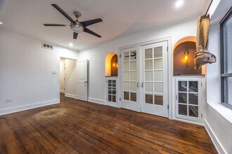 3716 W Belmont Ave, Unit 2E in Chicago, IL - Foto de edificio - Building Photo