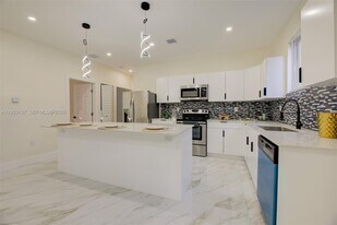 742 NW 70th St in Miami, FL - Building Photo