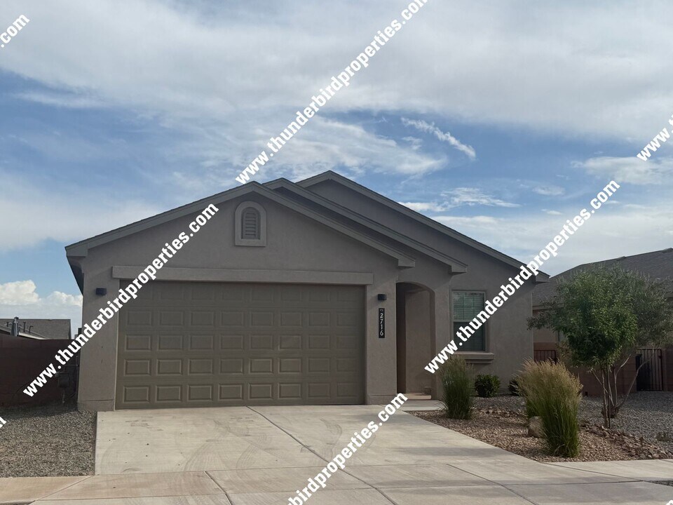 2716 Camino Plata Loop NE in Rio Rancho, NM - Building Photo