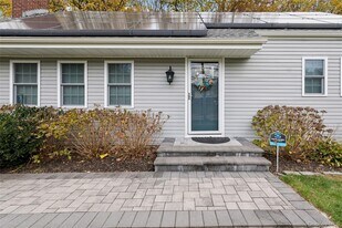 24 Waterside Ave in Northport, NY - Building Photo