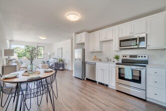 Steele Apartments in Portland, OR - Foto de edificio - Building Photo
