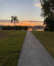 5879 Tidewood Ave in Sarasota, FL - Foto de edificio - Building Photo