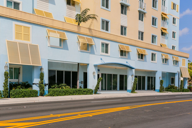 Esmeralda Bay Apartments in Miami, FL - Building Photo - Building Photo