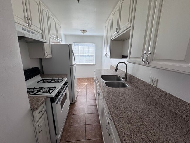 1850 N Hollywood Way, Unit A