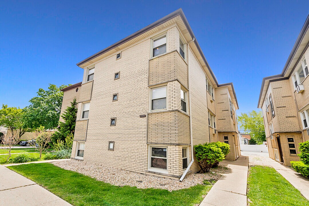 7405 W Fullerton Ave in Elmwood Park, IL - Building Photo