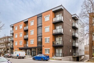 4305 De Courtrai Av in Montréal, QC - Building Photo