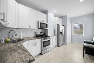 83 Hobart Ave, Unit 2 in Bayonne, NJ - Foto de edificio - Building Photo