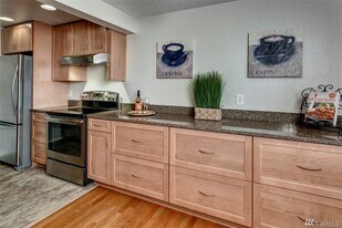 14306 126th Avenue Northeast, Unit E105 in Kirkland, WA - Building Photo