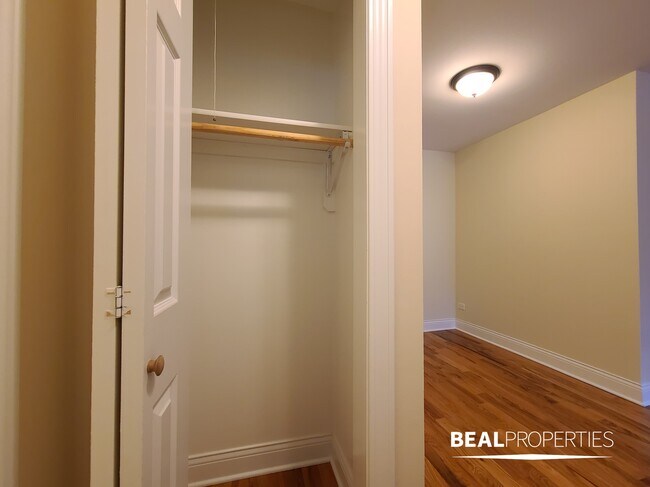 555 W Arlington Pl in Chicago, IL - Building Photo - Building Photo